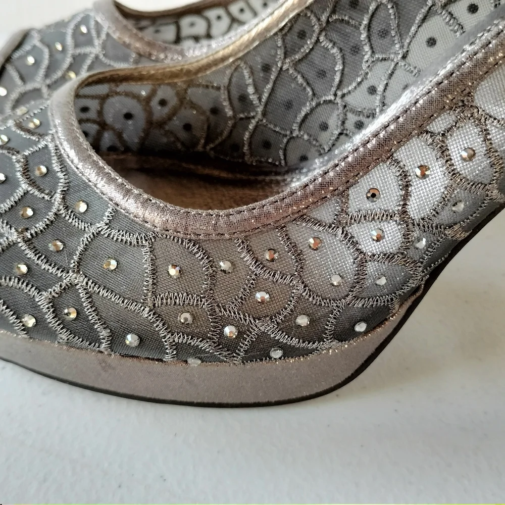 Adrianna Papell Foxy Silver Embellished Mesh Heels Pumps 8.5 Wedding Formal